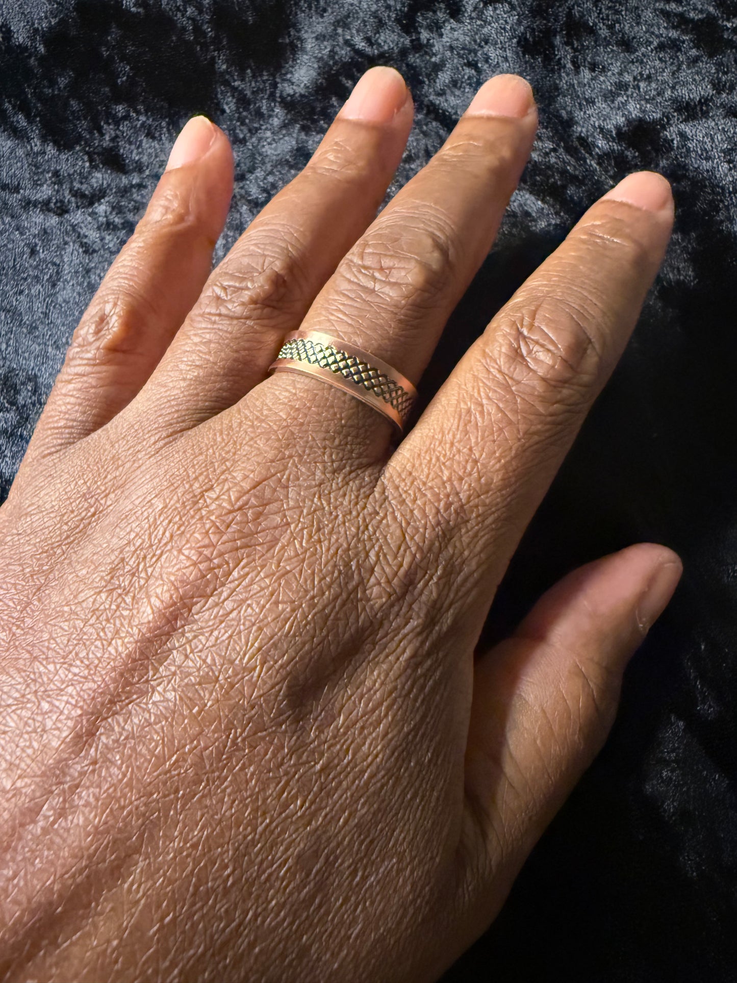 Serpentine copper ring detail