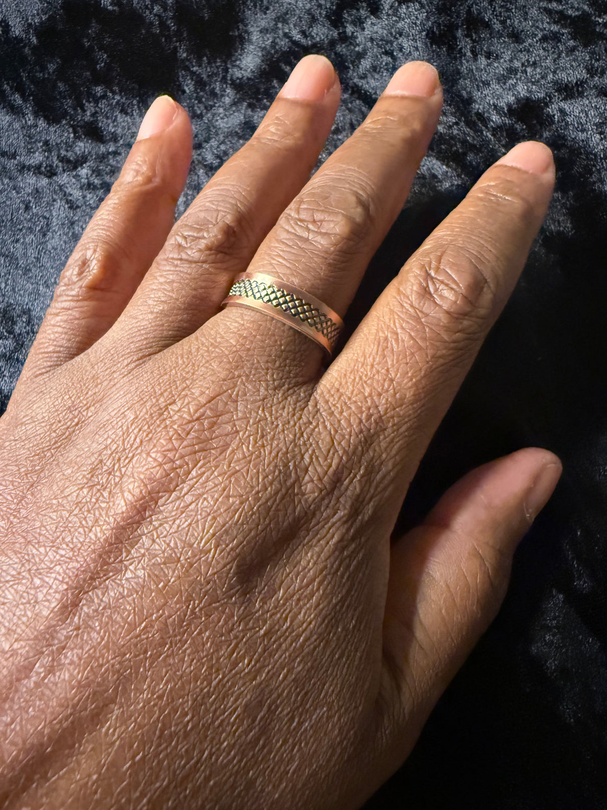 Serpentine copper ring detail